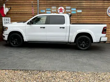 RAM 1500 Laramie Night 5.7L 12´´ Navi 4x4 LPG