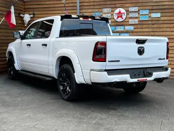 RAM 1500 Laramie Night 5.7L 12´´ Navi 4x4 LPG