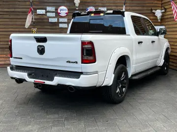 RAM 1500 Laramie Night 5.7L 12´´ Navi 4x4 LPG