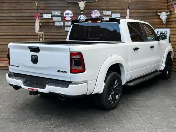RAM 1500 Laramie Night 5.7L 12´´ Navi 4x4 LPG