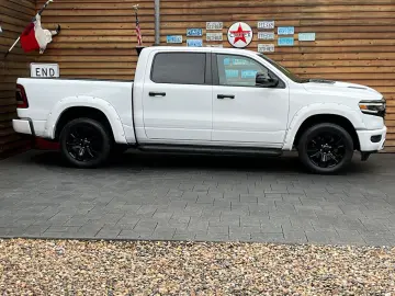 RAM 1500 Laramie Night 5.7L 12´´ Navi 4x4 LPG