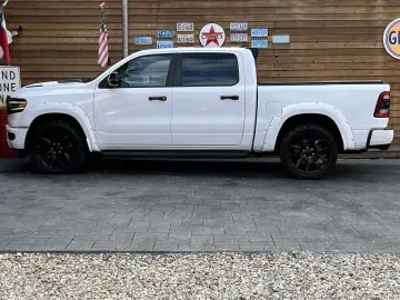 RAM 1500 Laramie Night 5.7L 12´´ Navi 4x4 LPG