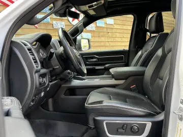 RAM 1500 Laramie Night 5.7L 12´´ Navi 4x4 LPG