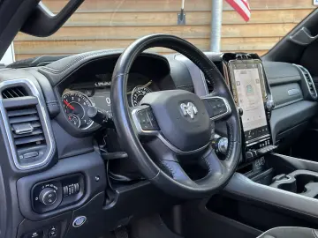 RAM 1500 Laramie Night 5.7L 12´´ Navi 4x4 LPG