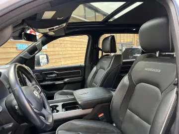 RAM 1500 Laramie Night 5.7L 12´´ Navi 4x4 LPG