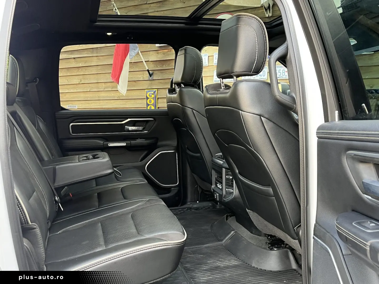 RAM 1500 Laramie Night 5.7L 12´´ Navi 4x4 LPG