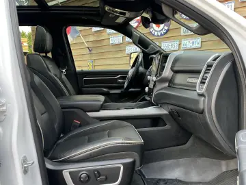 RAM 1500 Laramie Night 5.7L 12´´ Navi 4x4 LPG