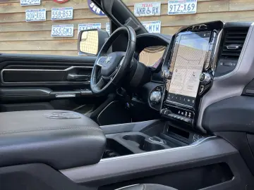 RAM 1500 Laramie Night 5.7L 12´´ Navi 4x4 LPG