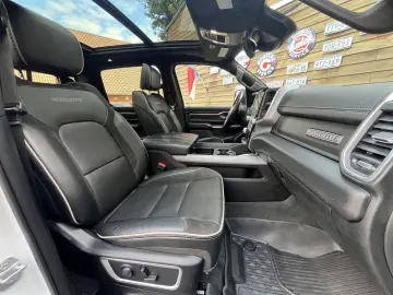 RAM 1500 Laramie Night 5.7L 12´´ Navi 4x4 LPG