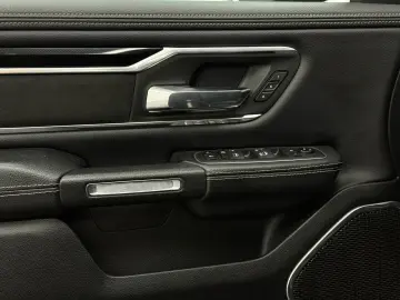 RAM 5.7 V8 HEMI SPORT Unfallfrei MwSt Garantie