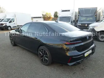 M760 7 M760 e xDrive Cinema Sky Lounge 2x 21 Zol