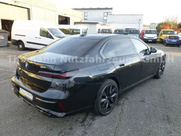 M760 7 M760 e xDrive Cinema Sky Lounge 2x 21 Zol