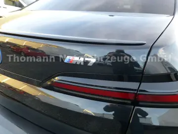 M760 7 M760 e xDrive Cinema Sky Lounge 2x 21 Zol