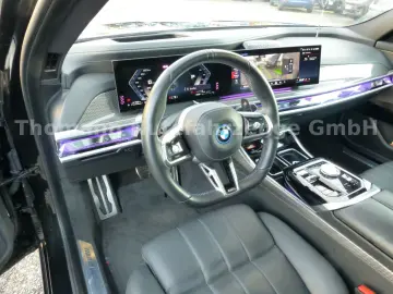 M760 7 M760 e xDrive Cinema Sky Lounge 2x 21 Zol