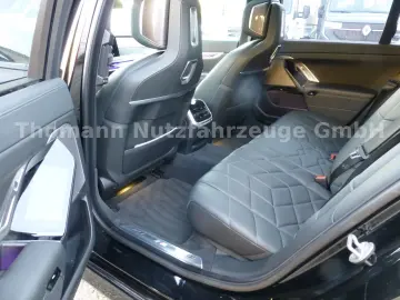 M760 7 M760 e xDrive Cinema Sky Lounge 2x 21 Zol