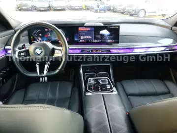M760 7 M760 e xDrive Cinema Sky Lounge 2x 21 Zol
