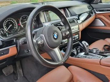 BMW M550