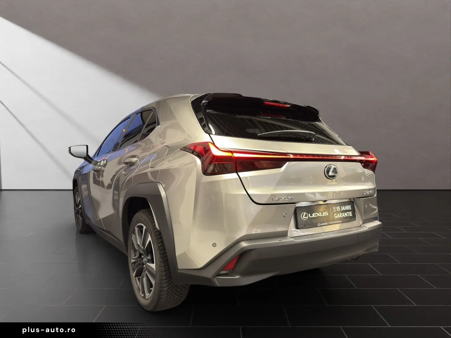 UX 250h STYLE 1HD CARPLAY PDC 15J-GARANTIE