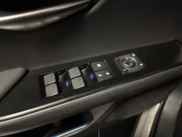 UX 250h STYLE 1HD CARPLAY PDC 15J-GARANTIE