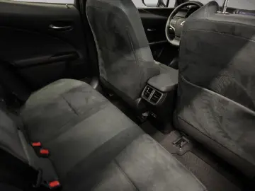 UX 250h STYLE 1HD CARPLAY PDC 15J-GARANTIE