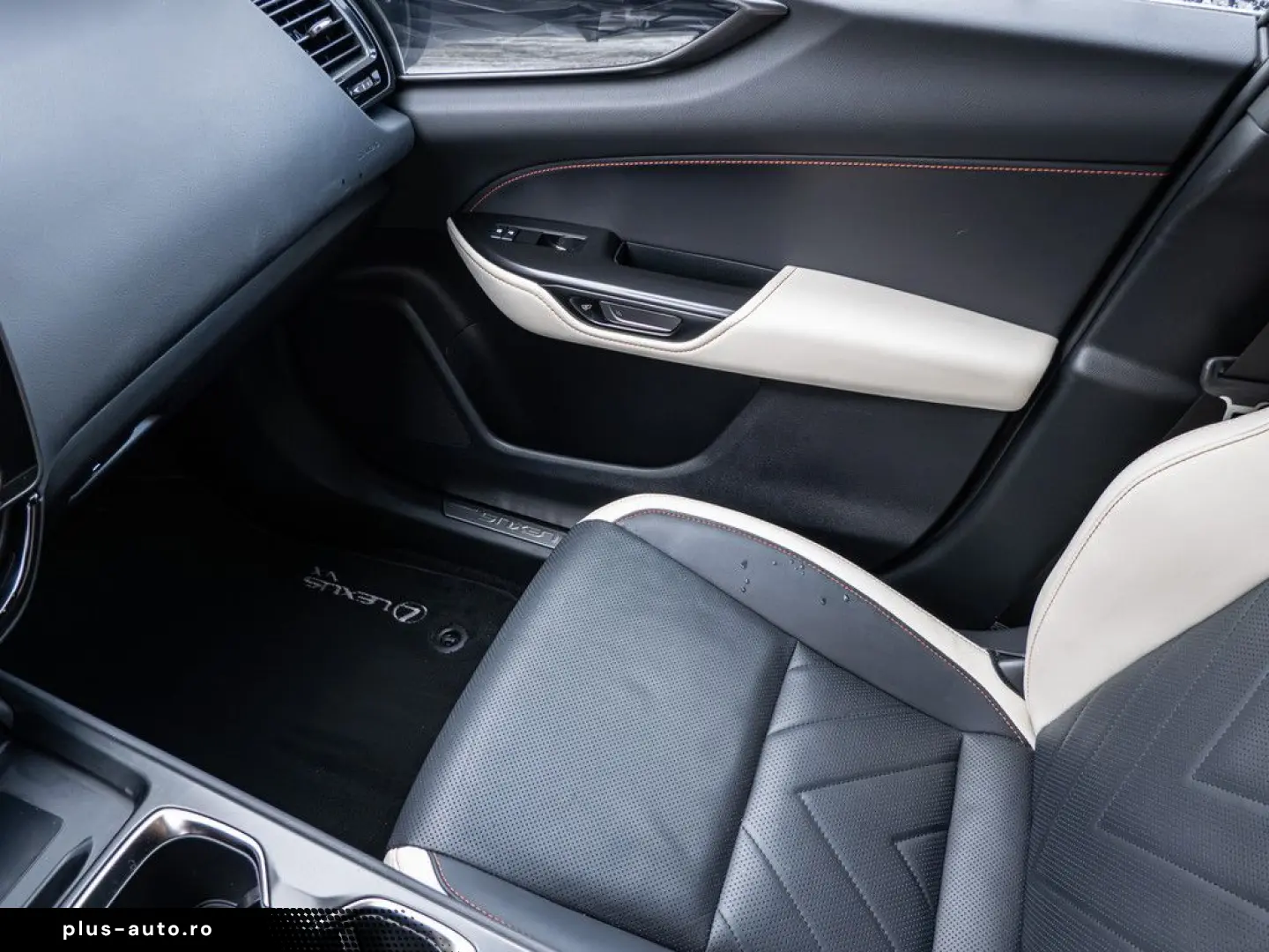 NX 450h   Executive ACC LED 360  Interieur-Pak.