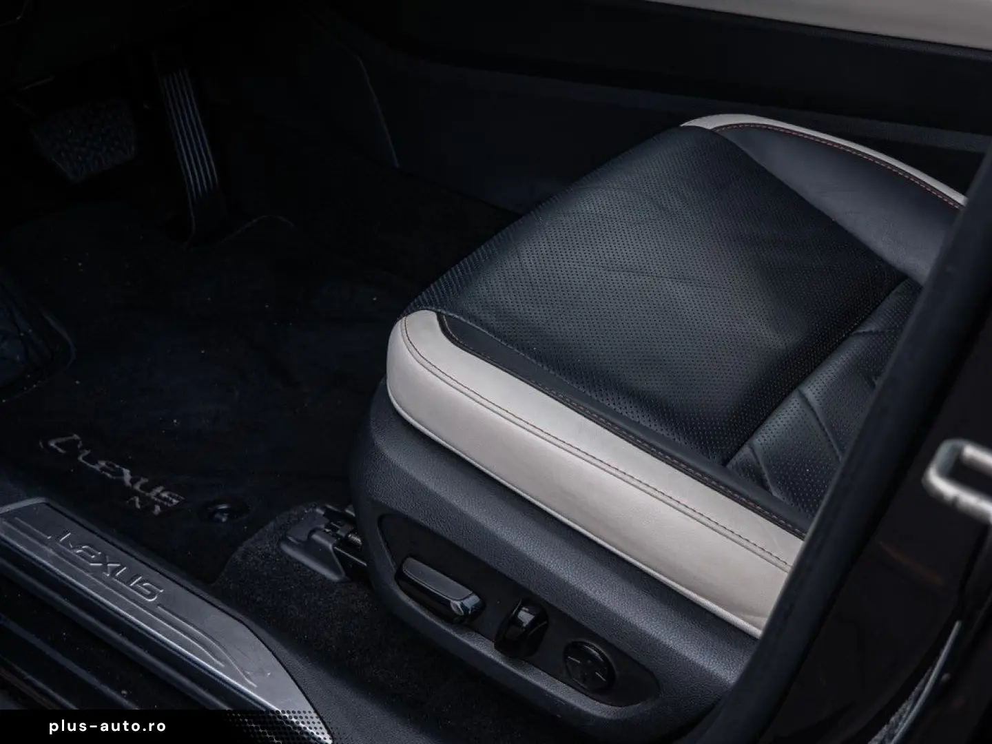 NX 450h   Executive ACC LED 360  Interieur-Pak.