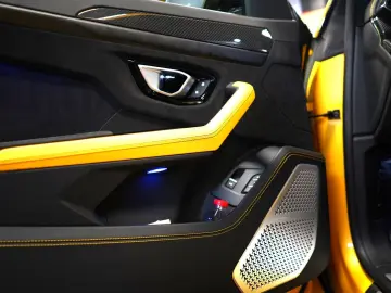 Urus P.CAPSULE AKRAPOVIC CARBON PANO HUD 360