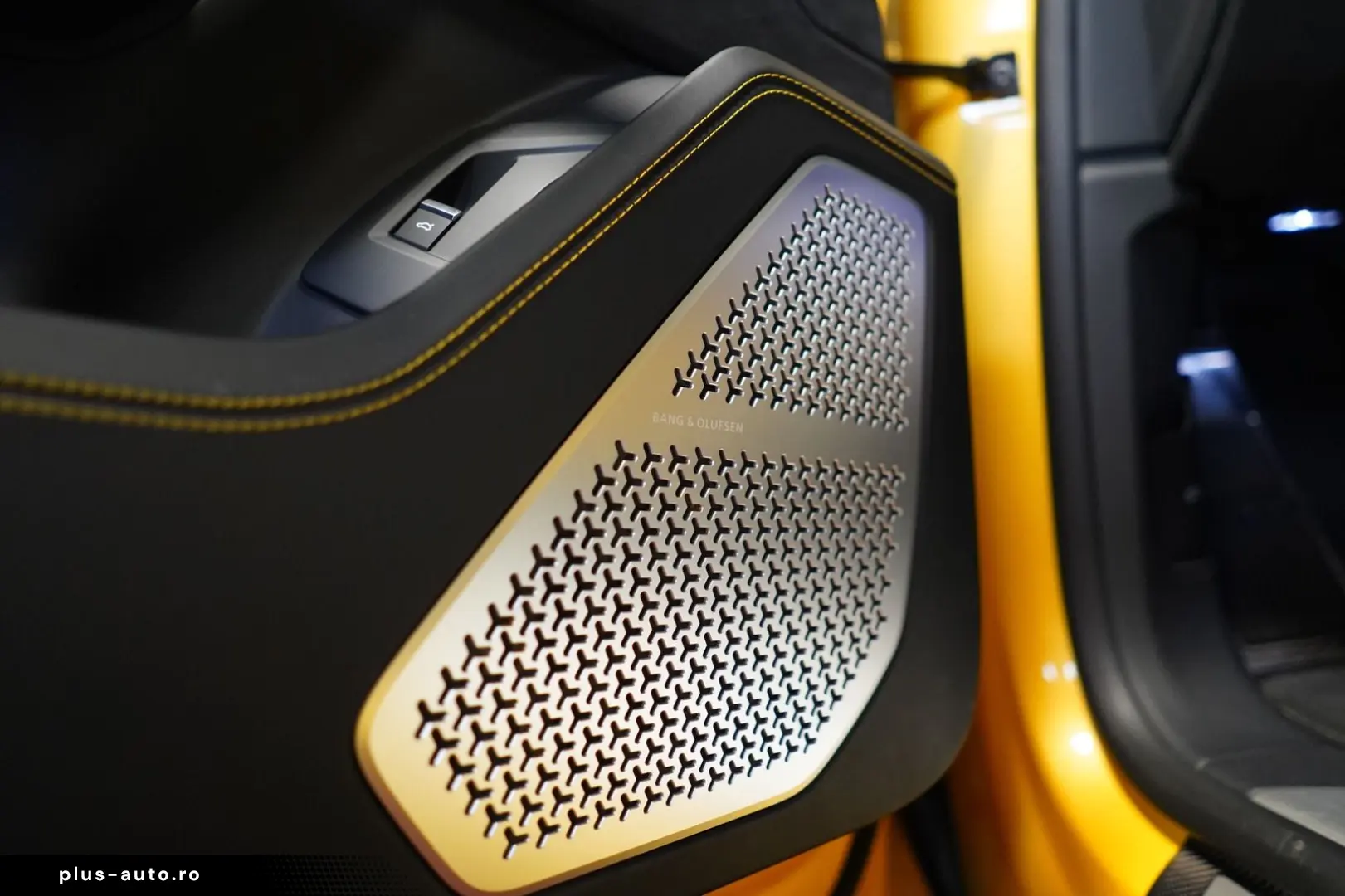 Urus P.CAPSULE AKRAPOVIC CARBON PANO HUD 360