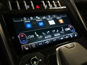 Urus P.CAPSULE AKRAPOVIC CARBON PANO HUD 360