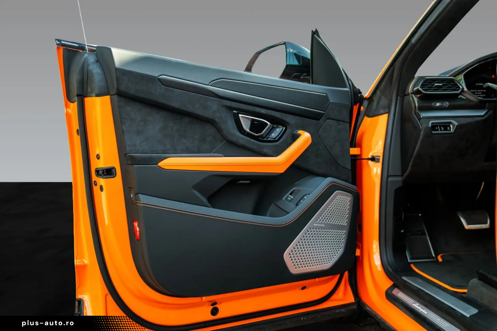 Urus Pearl Capsule   AdPersonam   Panoramic Roof