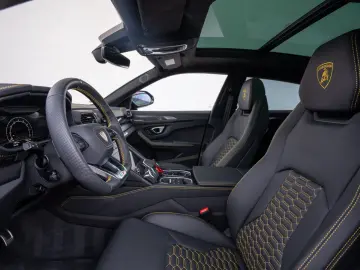 Urus 23  B&O PANO MASSAGE PARK ASSIST CARBON AMB