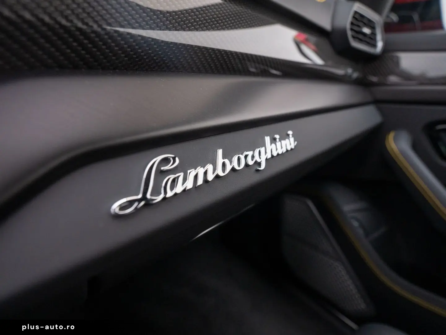 Urus 23  B&O PANO MASSAGE PARK ASSIST CARBON AMB