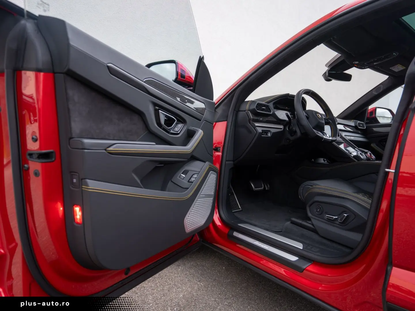 Urus 23  B&O PANO MASSAGE PARK ASSIST CARBON AMB