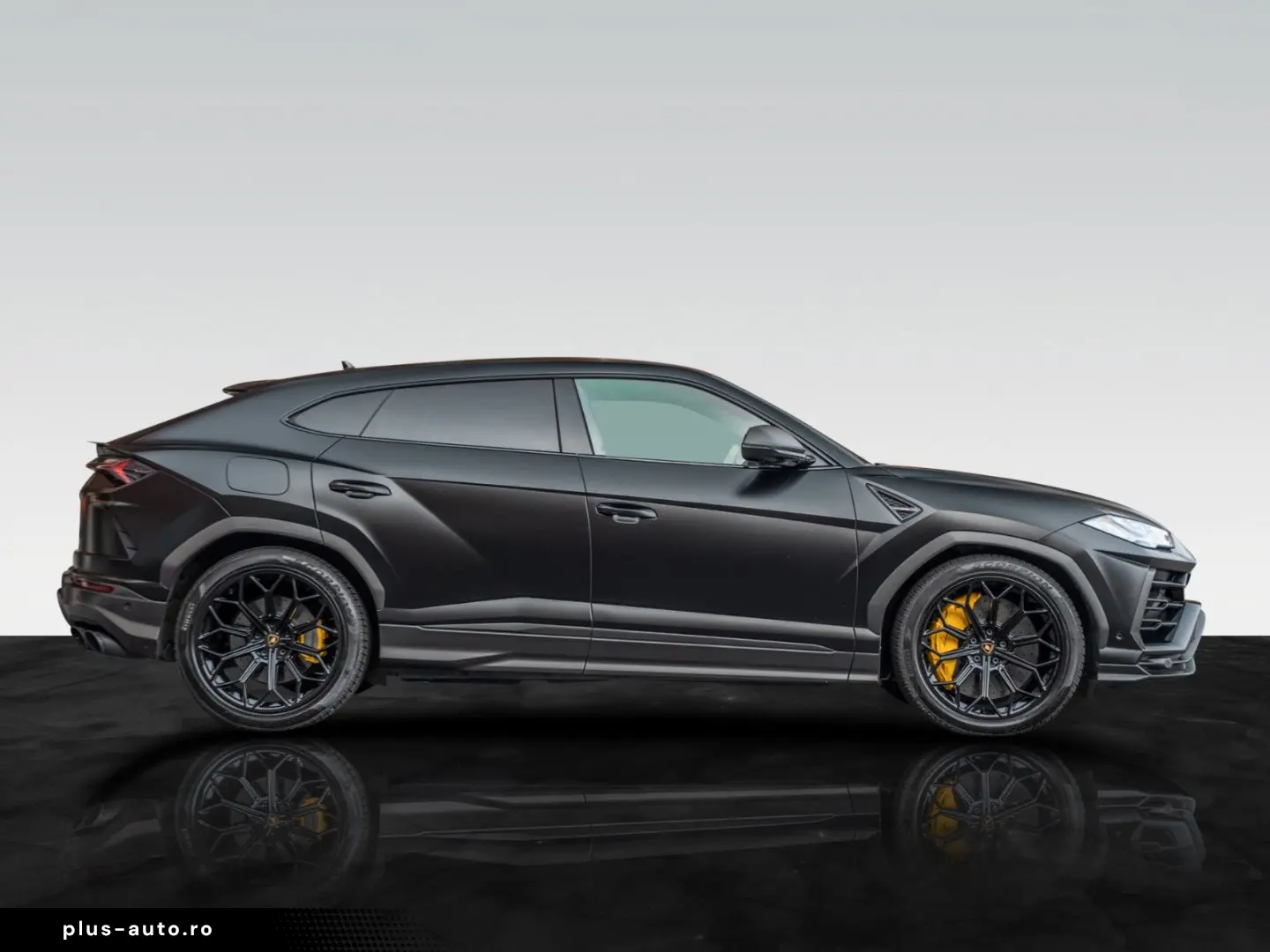 Urus Graphite Capsule   Matt Paint   Carbon Pack