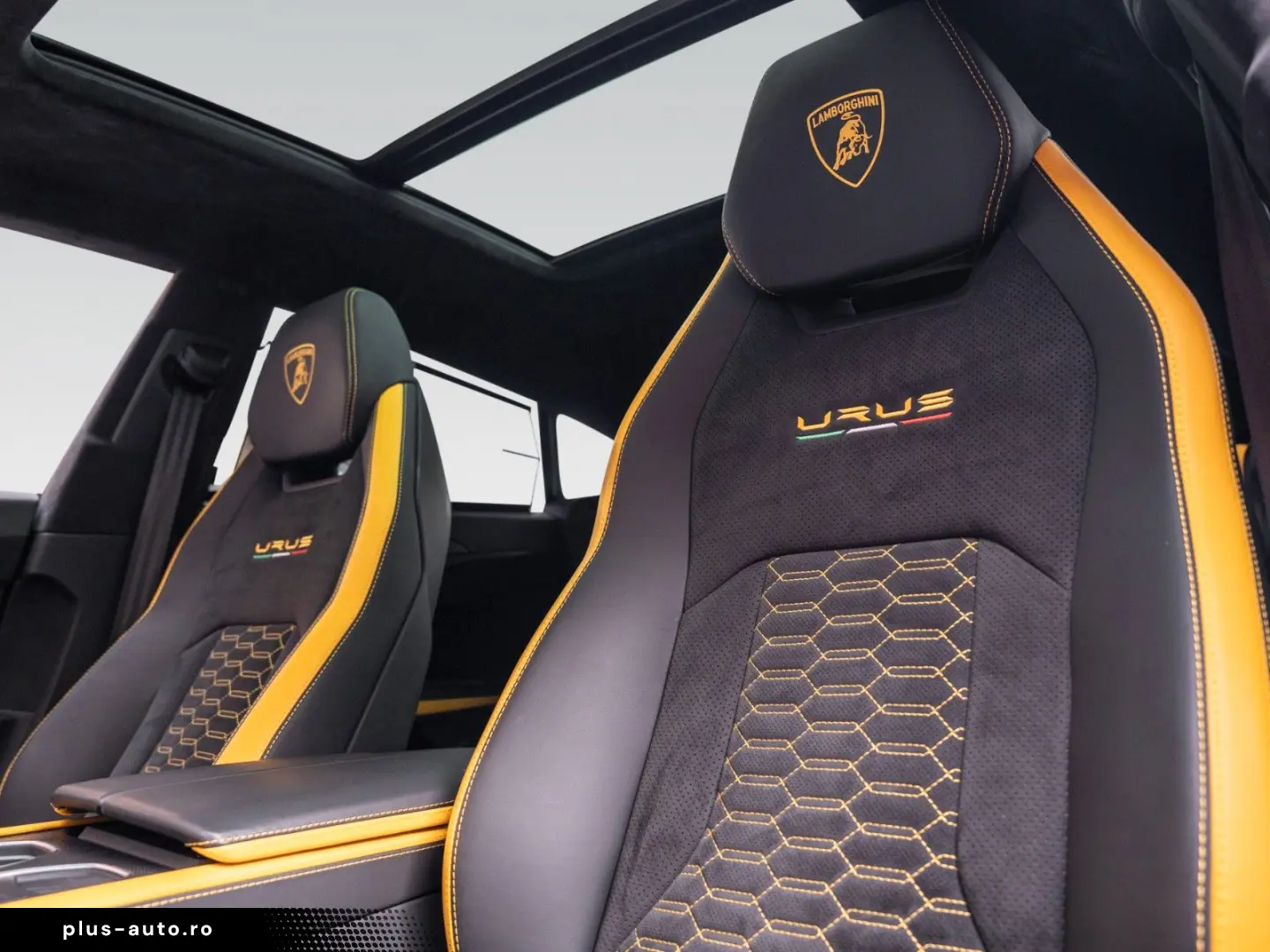 Urus Graphite Capsule   Matt Paint   Carbon Pack