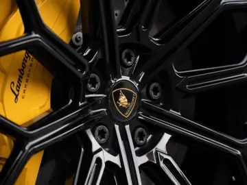 Urus Graphite Capsule   Matt Paint   Carbon Pack