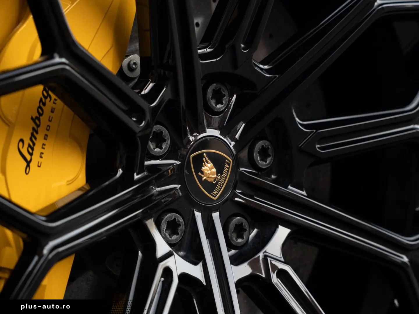 Urus Graphite Capsule   Matt Paint   Carbon Pack