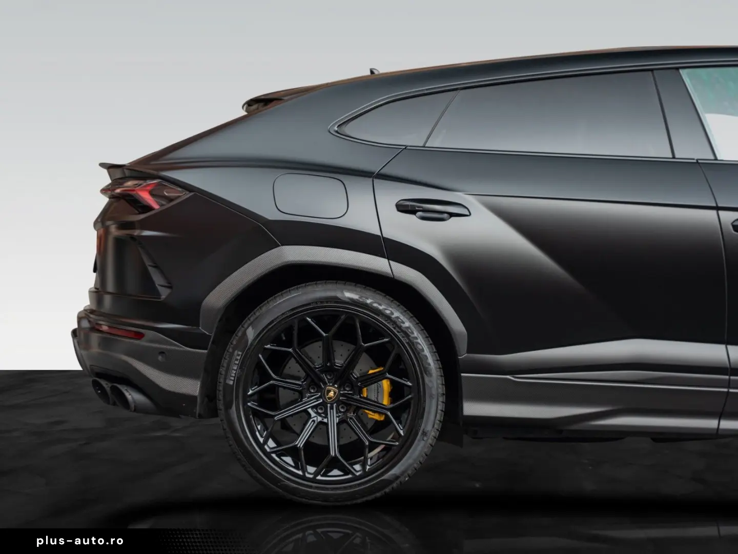 Urus Graphite Capsule   Matt Paint   Carbon Pack