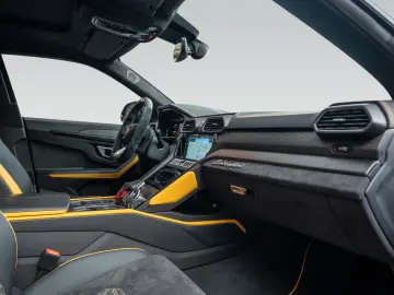 Urus Graphite Capsule   Matt Paint   Carbon Pack