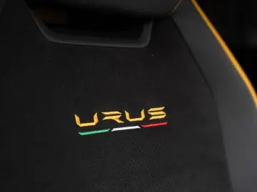 Urus Graphite Capsule   Matt Paint   Carbon Pack