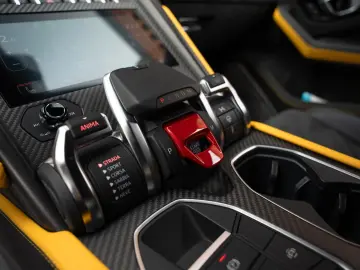 Urus Graphite Capsule   Matt Paint   Carbon Pack