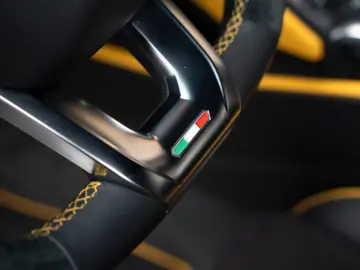 Urus Graphite Capsule   Matt Paint   Carbon Pack