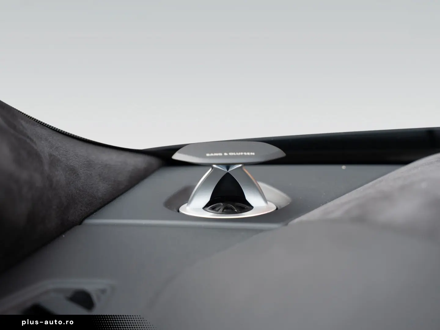 Urus Graphite Capsule   Matt Paint   Carbon Pack