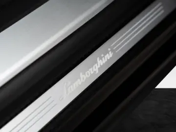 Urus Graphite Capsule   Matt Paint   Carbon Pack