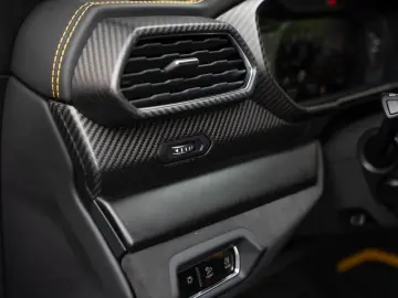 Urus Graphite Capsule   Matt Paint   Carbon Pack