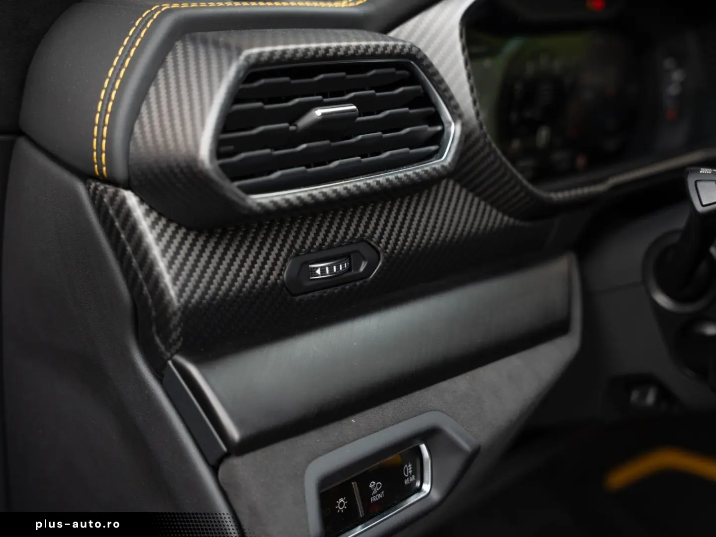 Urus Graphite Capsule   Matt Paint   Carbon Pack