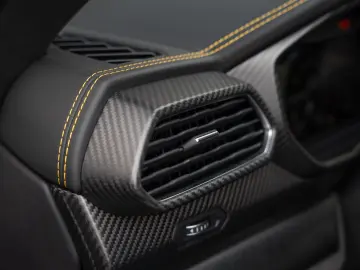 Urus Graphite Capsule   Matt Paint   Carbon Pack