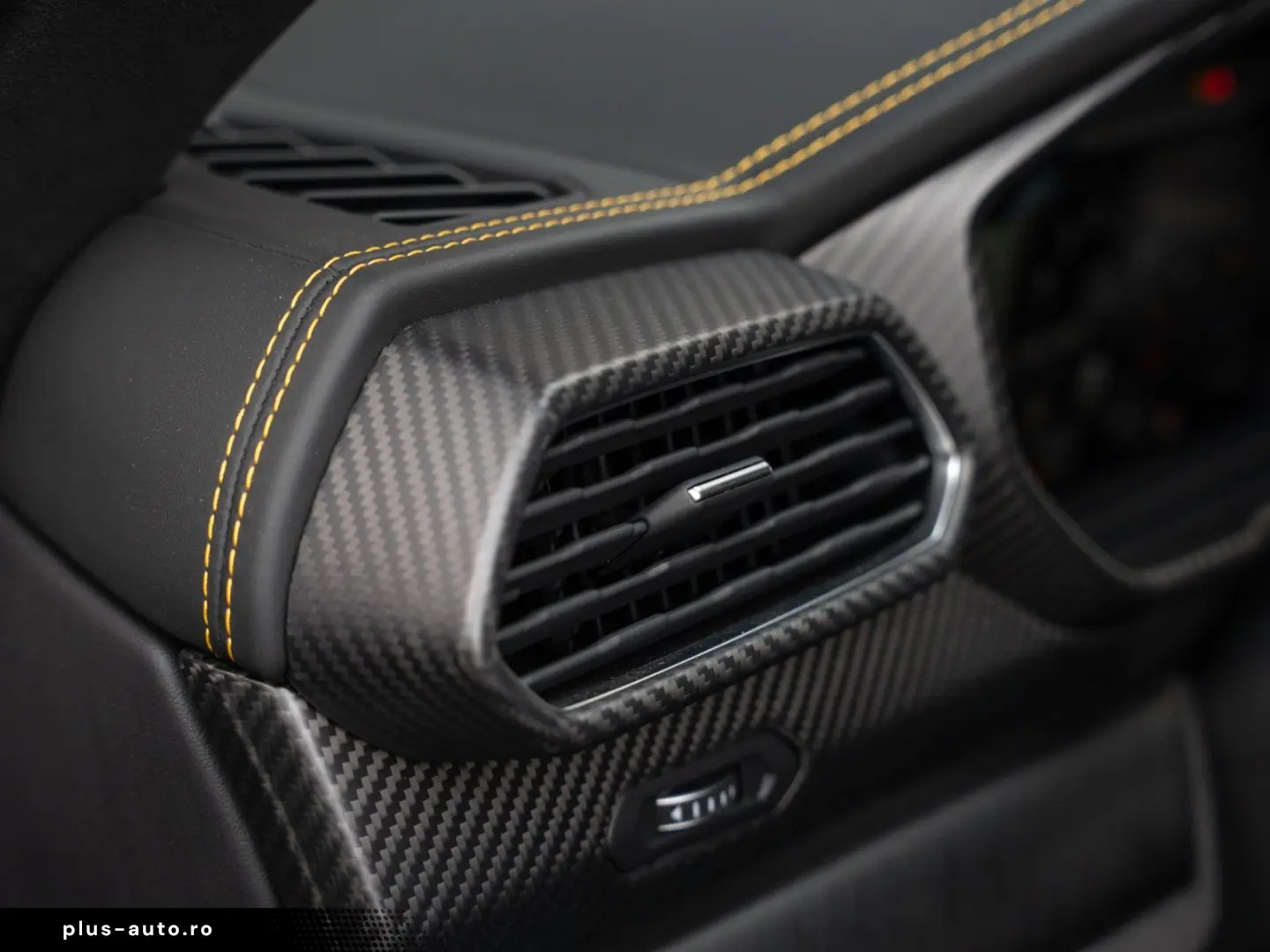 Urus Graphite Capsule   Matt Paint   Carbon Pack