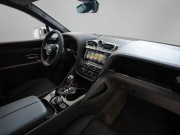 Bentayga 4.0 V8 EWB - Naim Pano