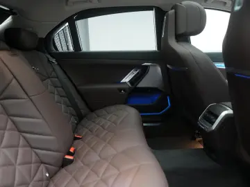 i7  eDrive50 M Sport Leder Kamera HUD B&W Wide S